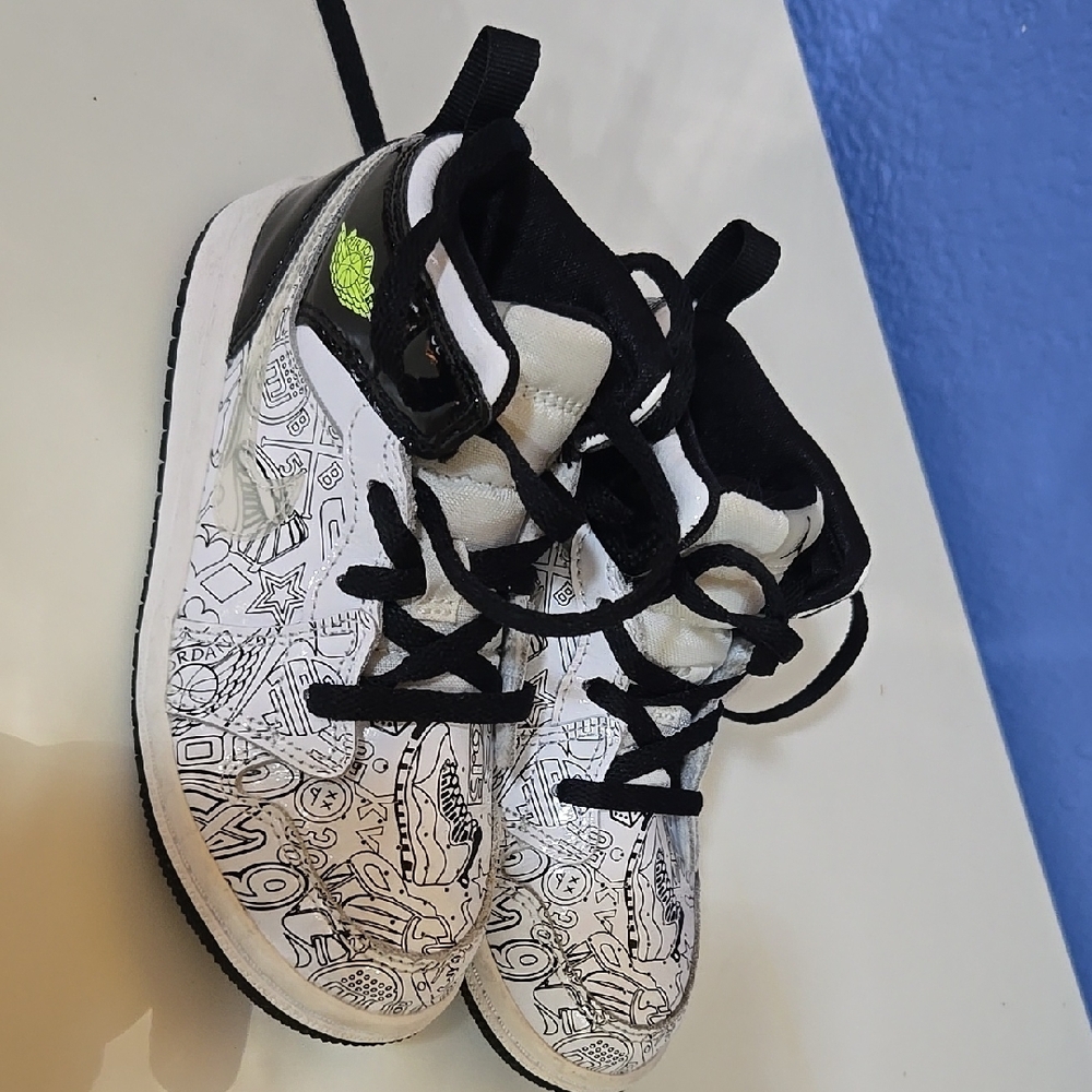 JORDAN 1 MID SE Kids High-Top Sneakers - White and Black NEW SIZE 10
